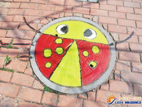 廈門南洋學院學生在井蓋上畫畫 窨井蓋原來可以這么萌