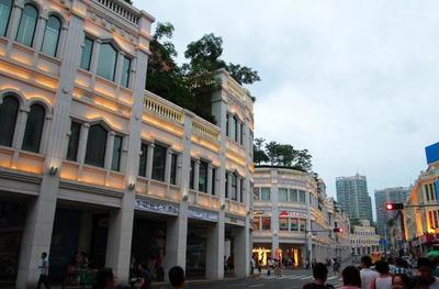 中山路步行街:以粉紅和乳白作為主色調,有濃郁的南洋風情